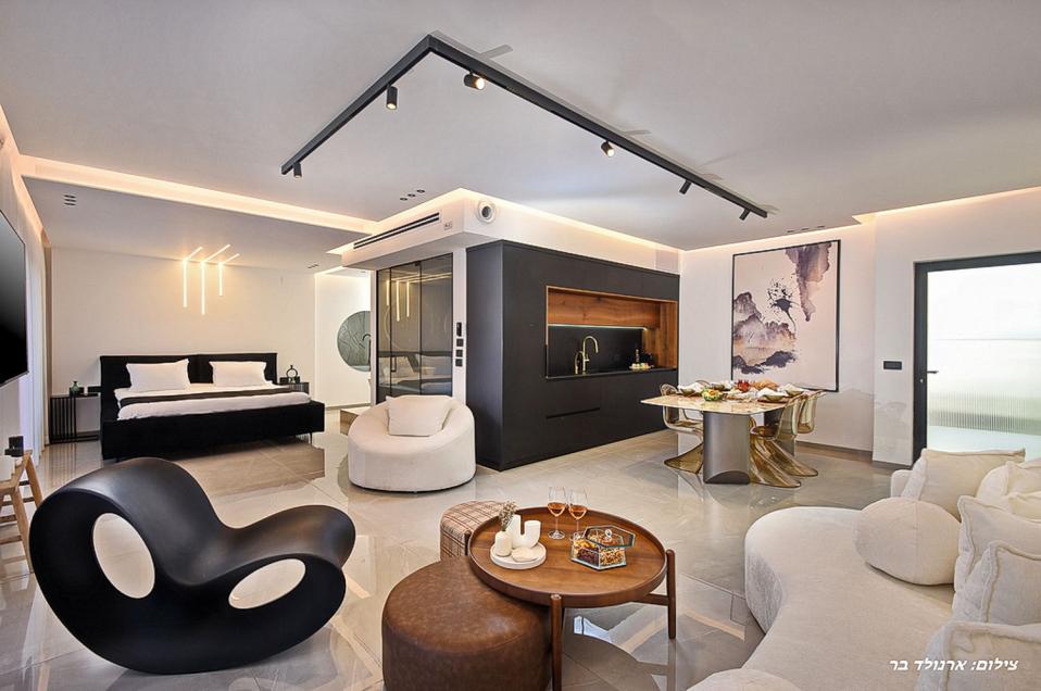 חלל פנים מרווח ומעוצב בקפידה עם שלל פרטי דקורציה ותאורה איכותית