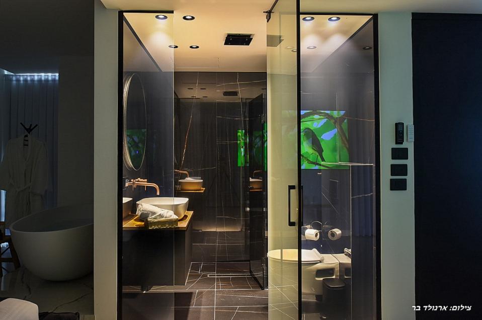 חדר רחצה מעוצב עם מערכת חשמלית להחשכת הזכוכית