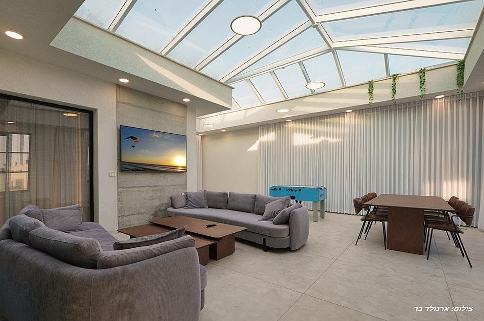 קומת גג מרווחת עם פינת משפחה ופנאי
