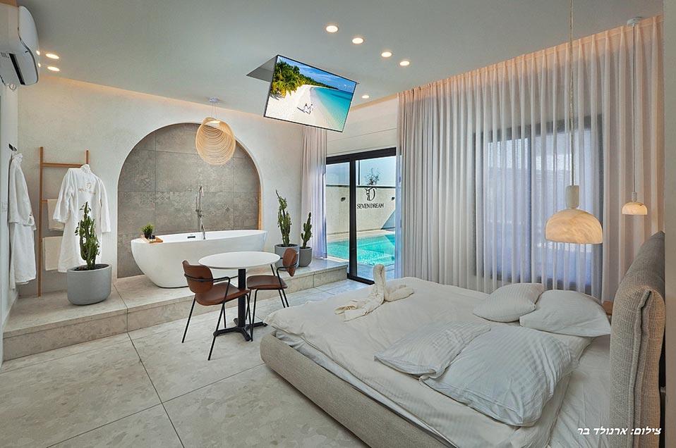 סוויטה גדולה במיוחד עם אמבטיית FREE STANDING