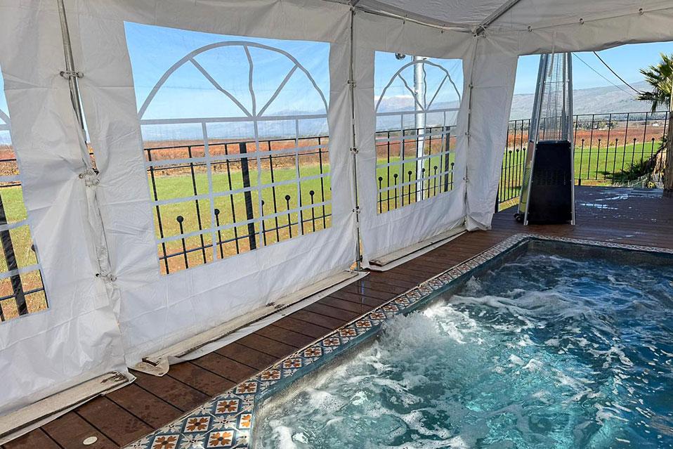 בריכה מחוממת ומקורה בחורף