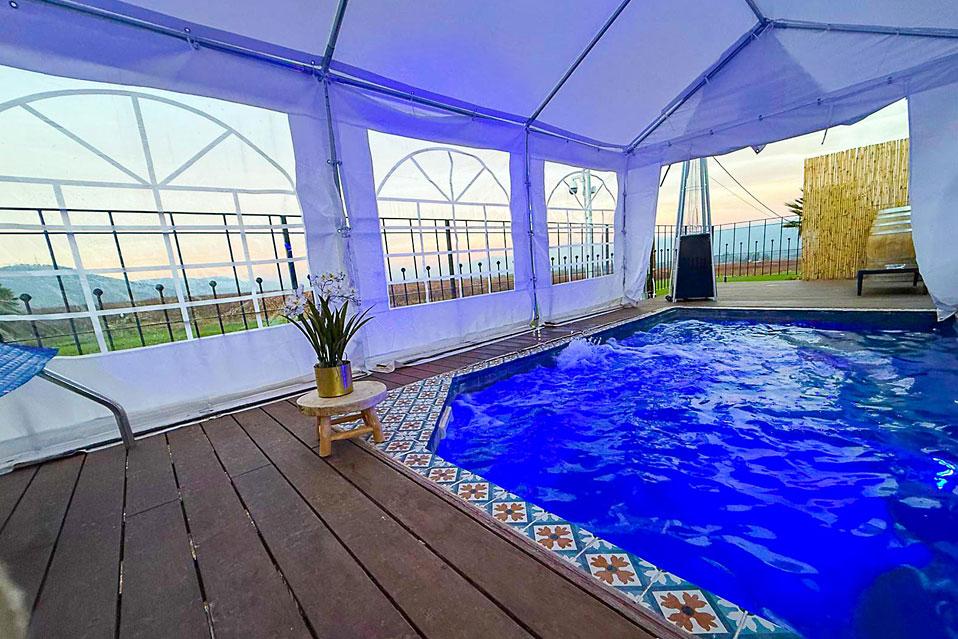 בריכה מחוממת ומקורה בחורף עם ג'קוזי מובנה