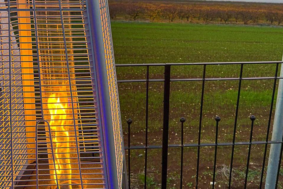 פירמידת חימום במתחם הבריכה