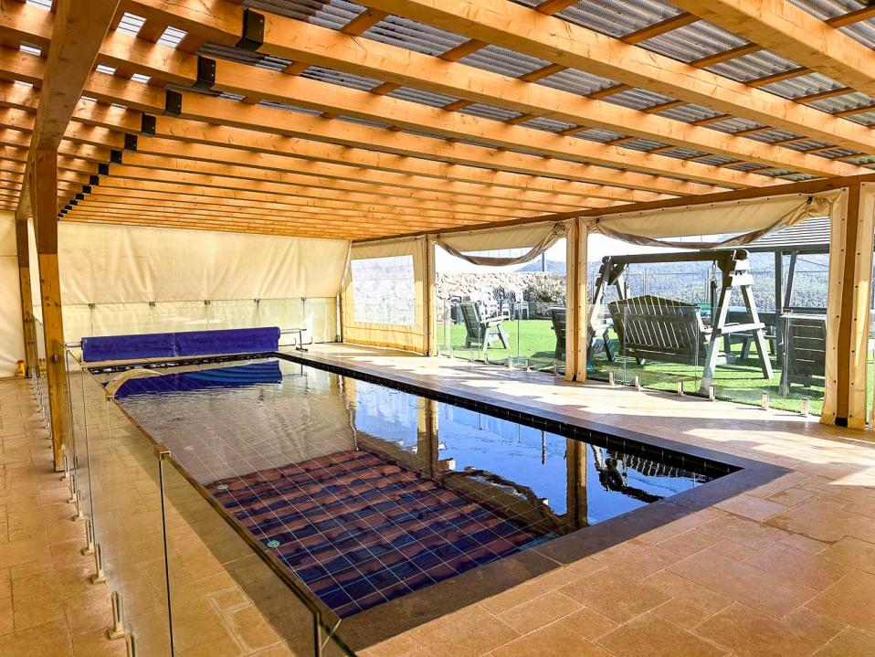 בריכת שחיה גדולה מחוממת ומקורה