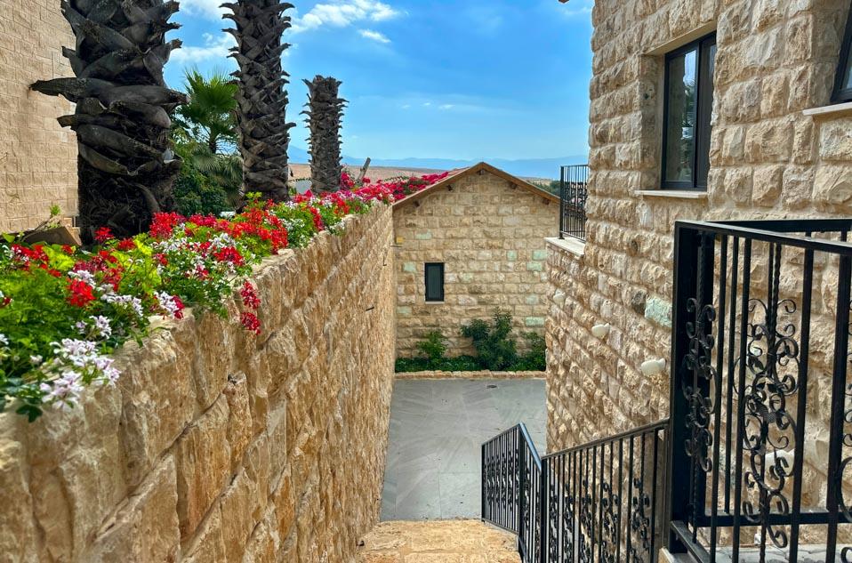 כניסה למתחם האירוח