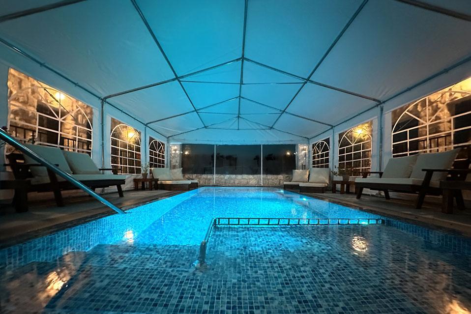 בריכה מחוממת ומקורה בחורף