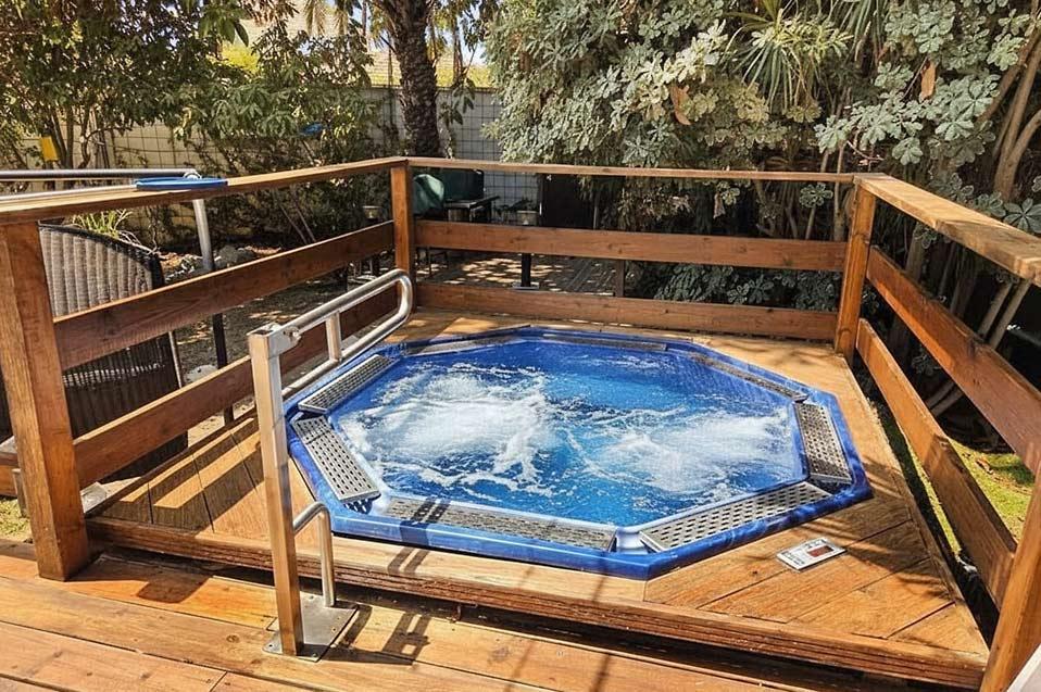 ג'קוזי ספא פרטי בחצר