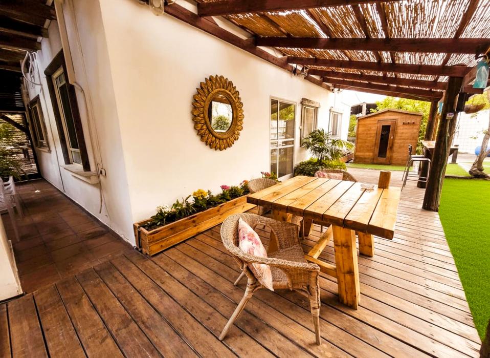 מתחם חוץ גדול הכולל: בריכת נופרים, מתחם ברביקיו פרטי וצמחיה שופעת