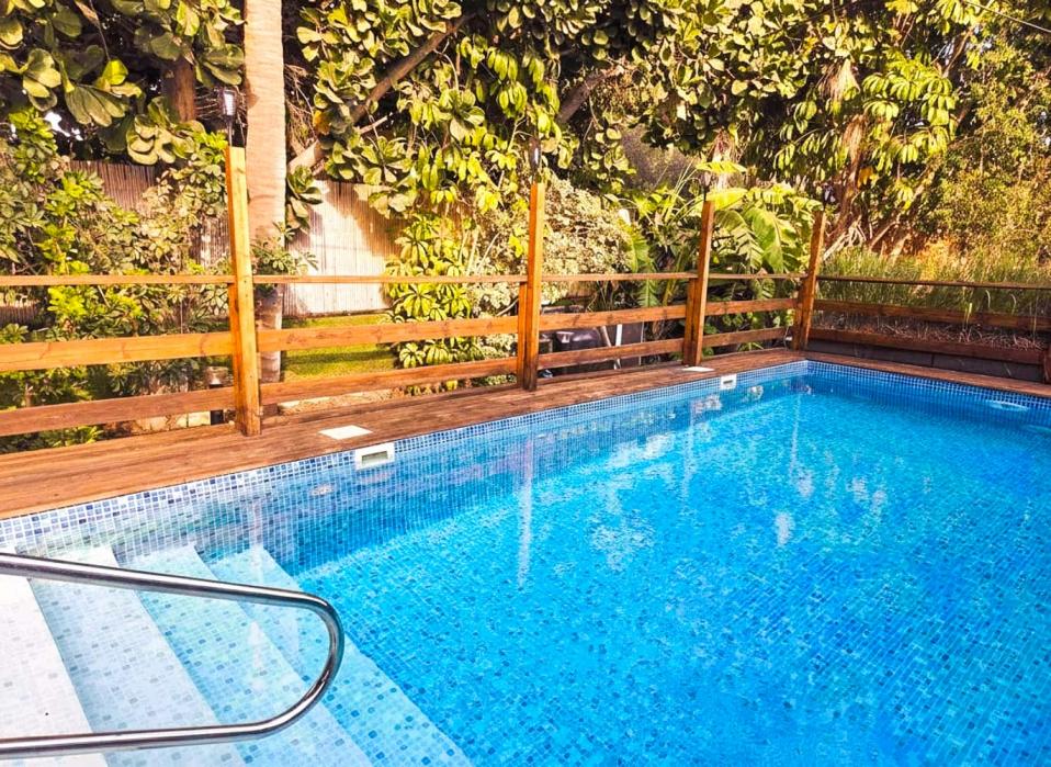 בריכה מחוממת גדולה בפרטיות מלאה