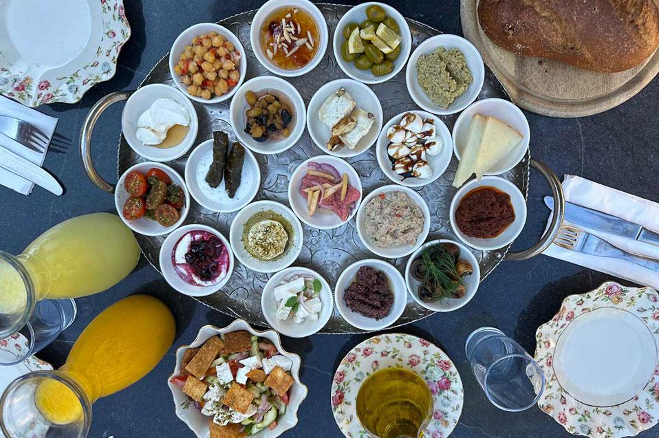 ארוחת בוקר מוקפדת במסעדת הבית