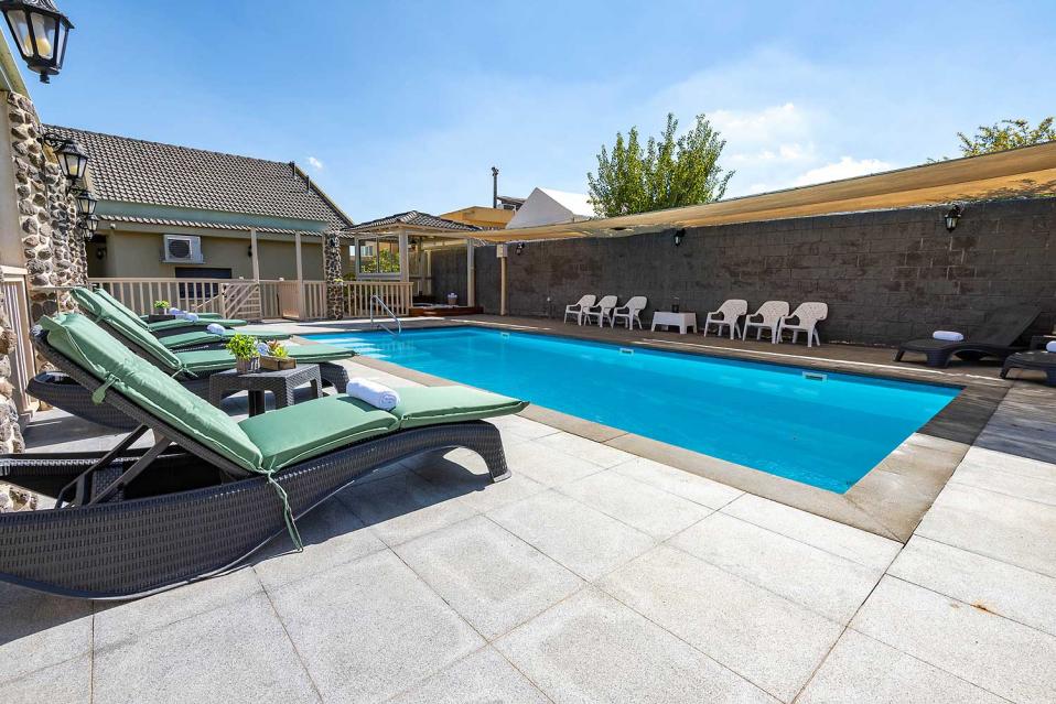 בריכה מחוממת גדולה 9X4