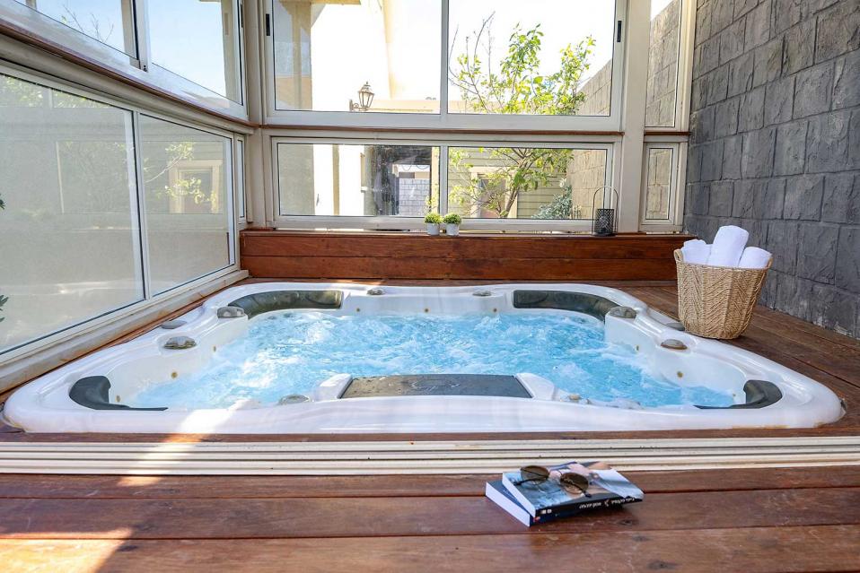 ג'קוזי ספא מפנק במתחם מקורה