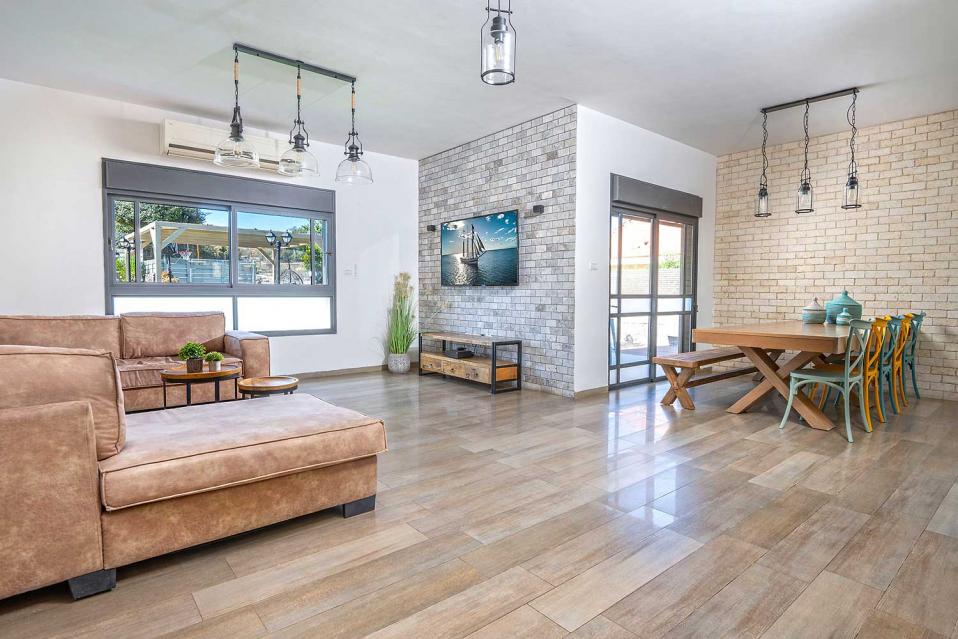 סלון אירוח גדול בעיצוב חמים וביתי