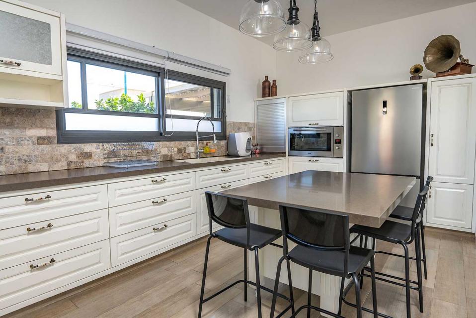 מטבח גדול ומאובזר באופן מלא