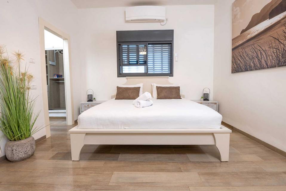 חדר מאסטר גדול צמוד חדר רחצה