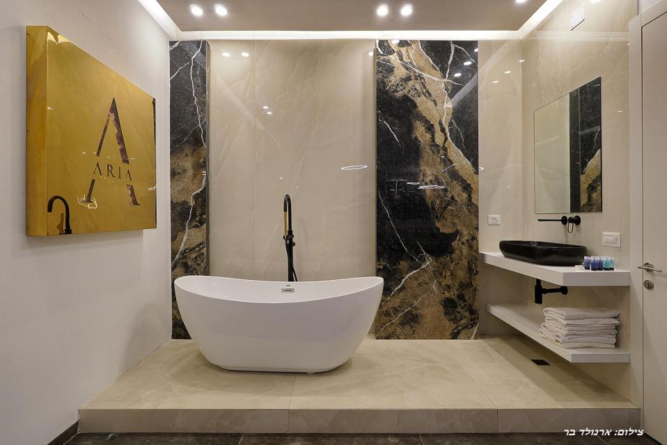 אמבט פרי סטנדינג- אריאה סינמה