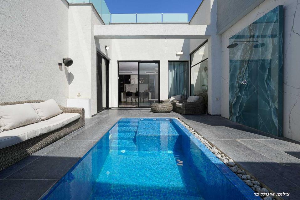 אריאה סינמה- בריכה מחוממת ומקורה