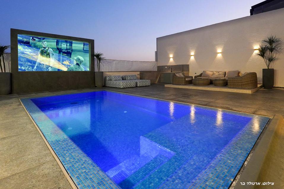 סוויטת גולד- מסך קולנוע ענק מול הבריכה
