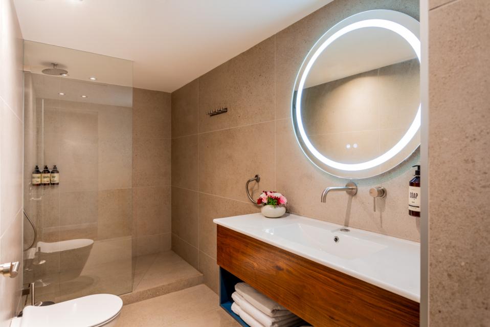 דירה משפחתית שני חדרים ומרפסת לים