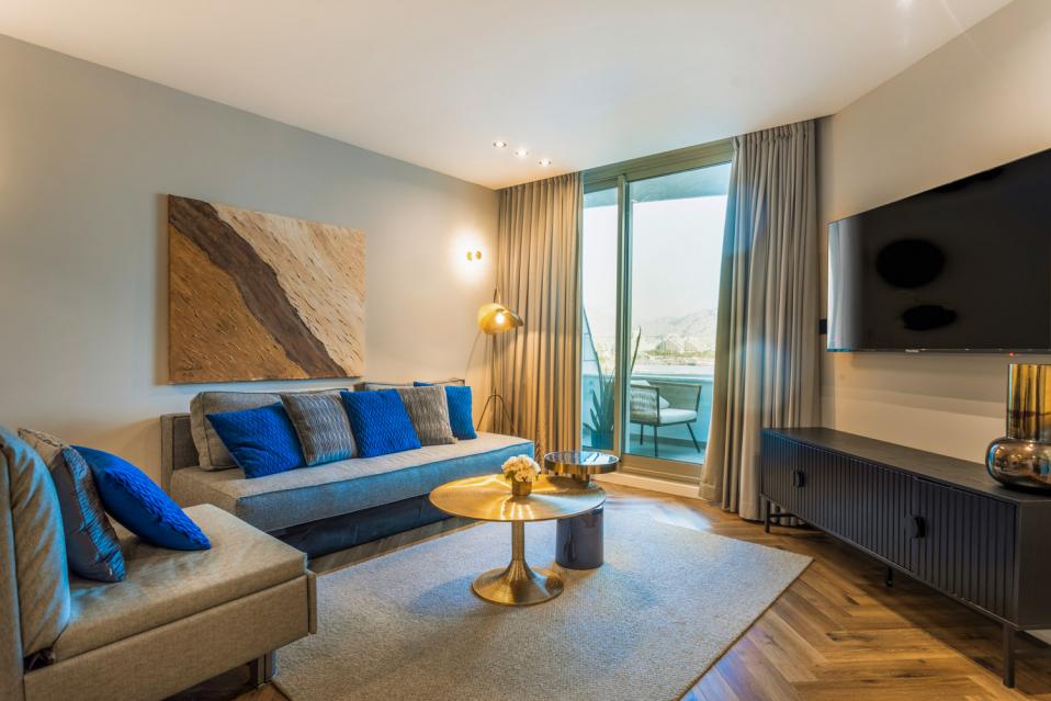 דירה משפחתית שני חדרים ומרפסת לים