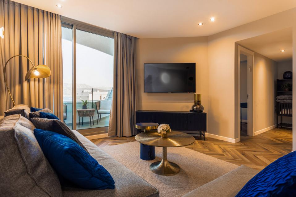 דירה משפחתית שני חדרים ומרפסת לים