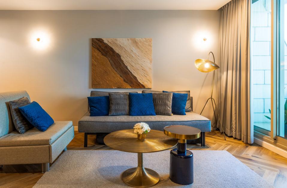 דירה משפחתית שני חדרים ומרפסת לים