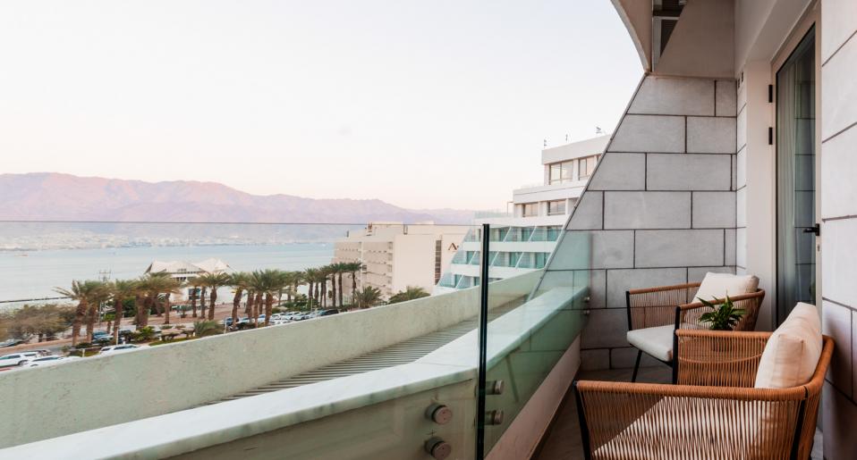 דירה משפחתית שני חדרים ומרפסת לים