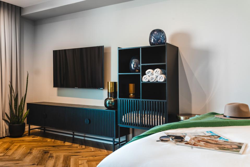 סטודיו משפחתית עם מרפסת ונוף לים