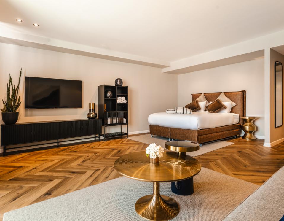 סטודיו משפחתית עם מרפסת ונוף לים