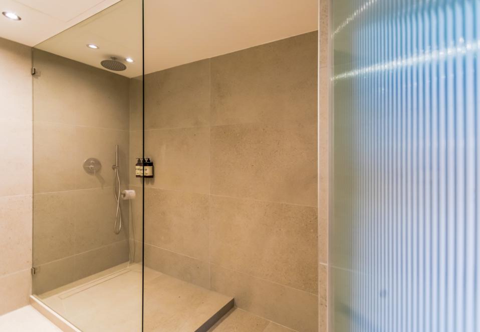 סטודיו משפחתית עם מרפסת ונוף לים