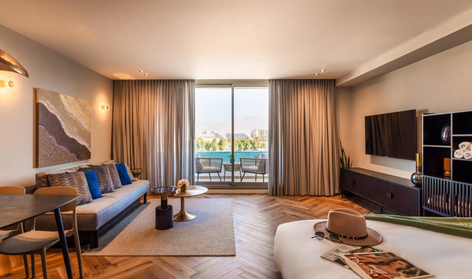 סטודיו משפחתית עם מרפסת ונוף לים