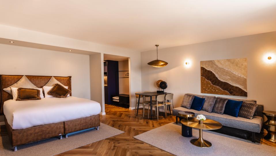 סטודיו משפחתית עם מרפסת ונוף לים