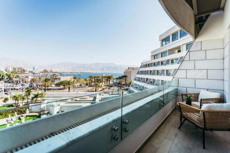 סטודיו משפחתית עם מרפסת ונוף לים