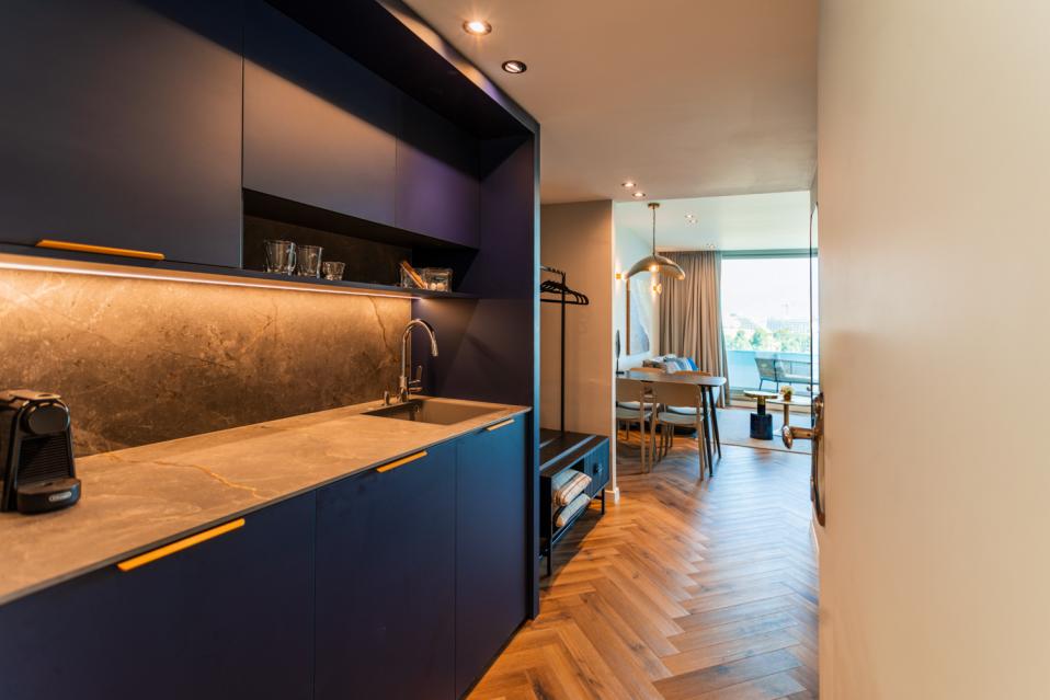 סטודיו משפחתית עם מרפסת ונוף לים