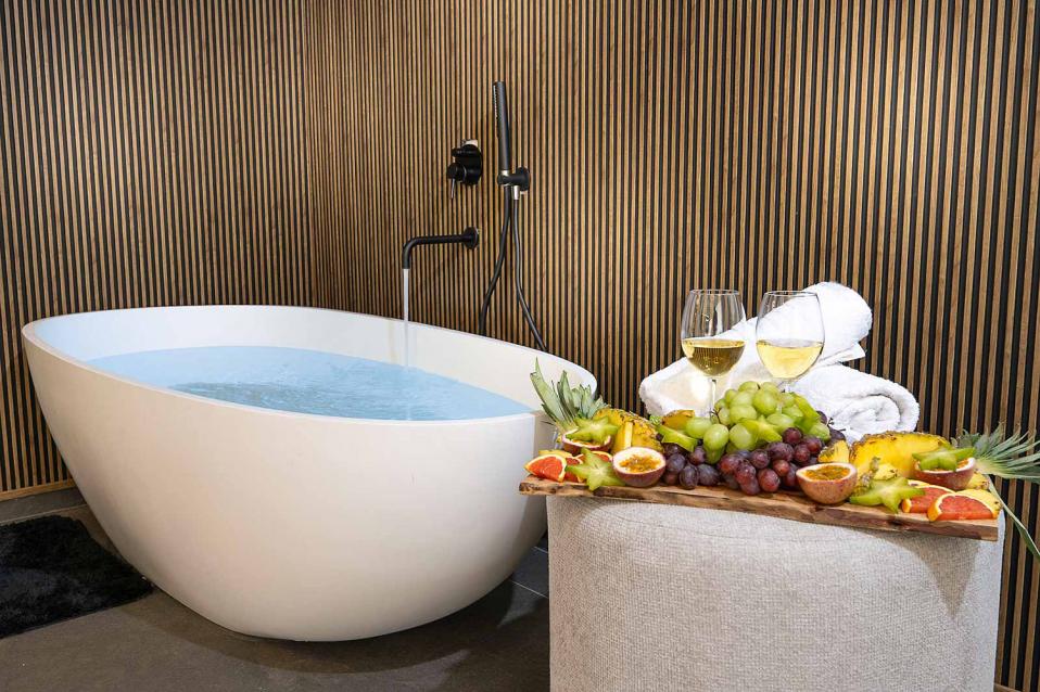 אמבטיית פרי סטנדינג זוגית מעוצבת לחוויה רומנטית