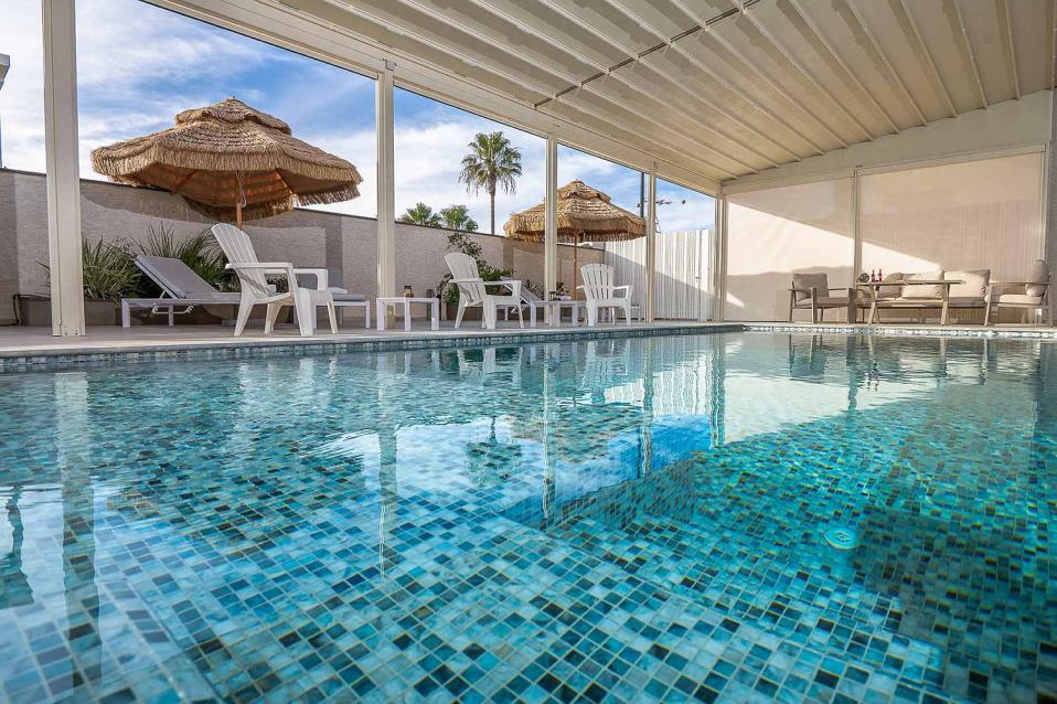 בריכה גדולה מחוממת ועם קירוי חשמלי