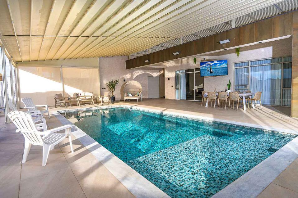 בריכה גדולה פרטית- עם קירוי חשמלי בלחיצת כפתור