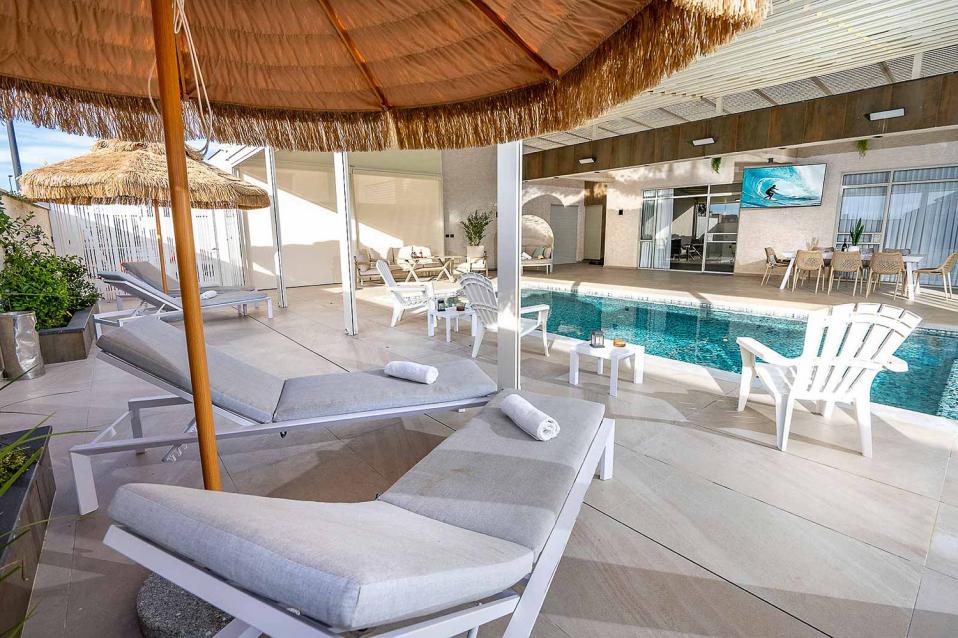 מיטות שיזוף וריהוט חוץ לאווירה גלילית ושלווה