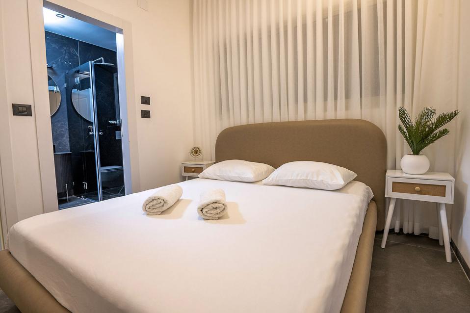 שני חדרי שינה עם מיטה זוגית וחדר רחצה צמוד