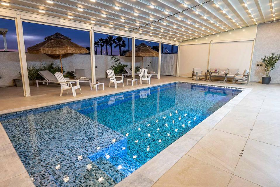 אווירת לילה- בריכה מוארת ורגעים של שקט