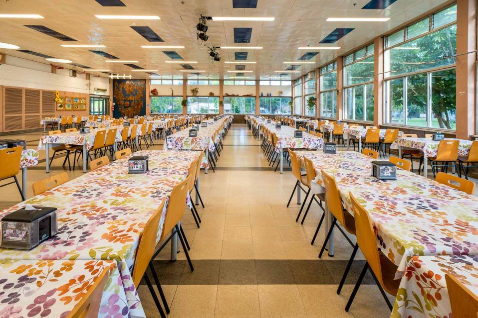 חדר אוכל קיבוצי גדול- ארוחת בוקר כלולה במחיר