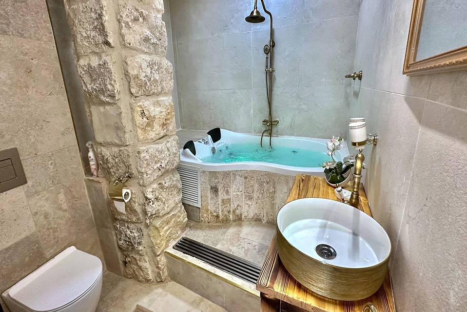 אמבט ג'קוזי זוגי בסוויטה הגדולה