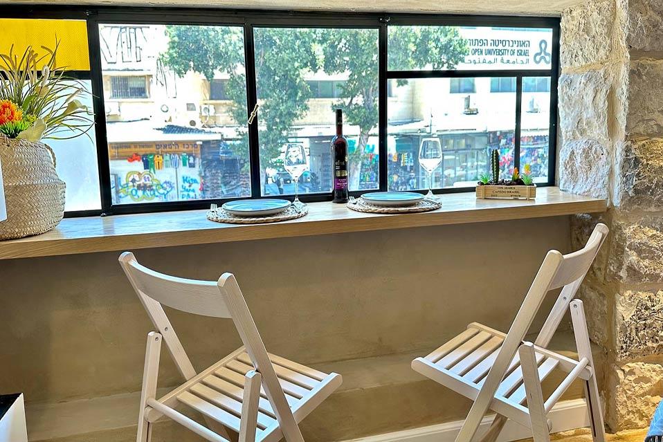 חלונות צופים לרחוב הראשי