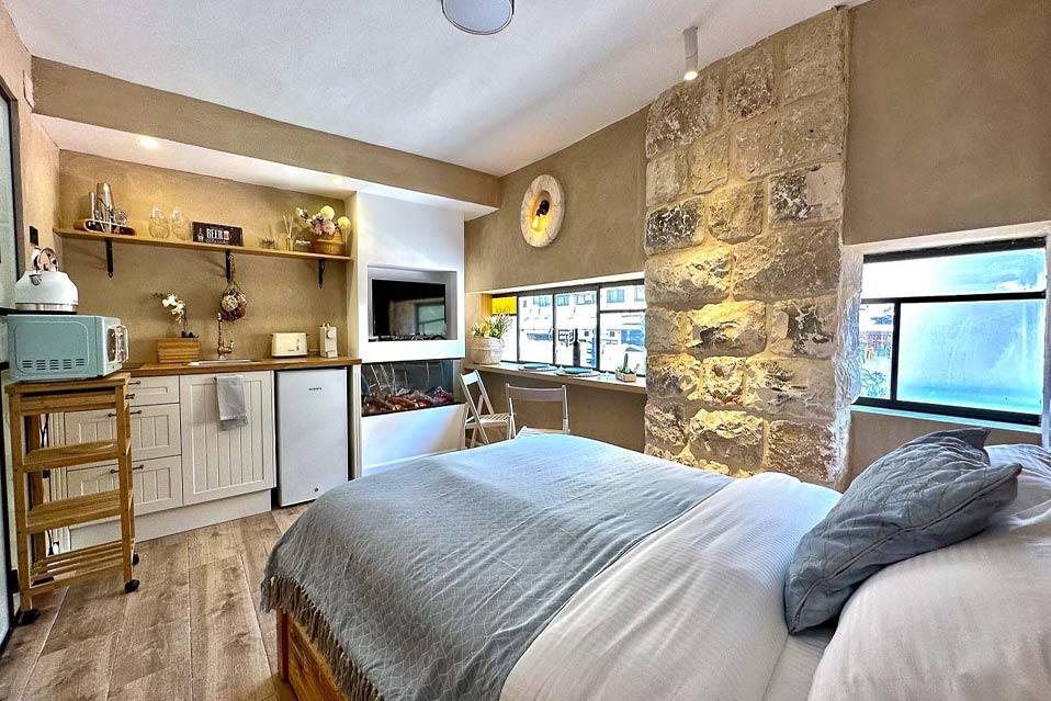 חדר סטודיו קטן בגודלו אך עשיר בפרטים