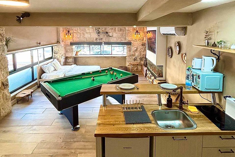 חדר קלאסי גדול עם שולחן ביליארד פרטי