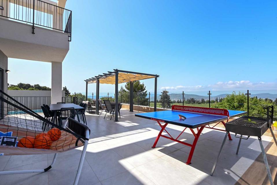 שולחן פינג פונג וכדורסל בחצר