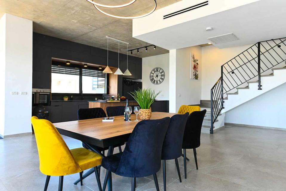 חלוקה חכמה בין קומת אירוח לקומת חדרי השינה