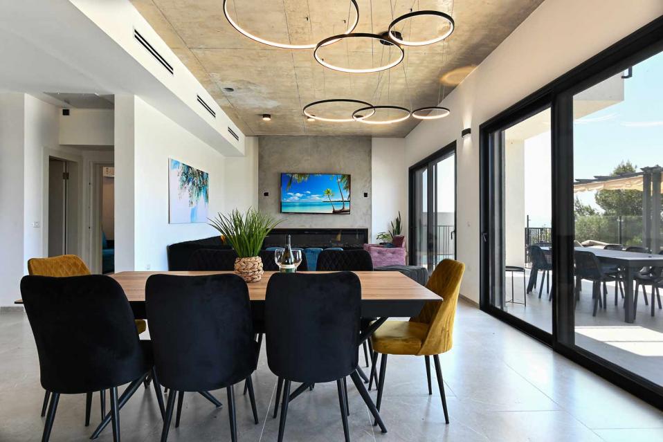 שולחן אוכל - מתאים לעד 20 סועדים