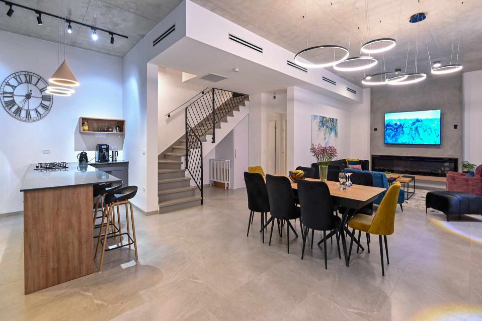 קומה ראשונה בווילה- סלון, מטבח ויציאה לחצר