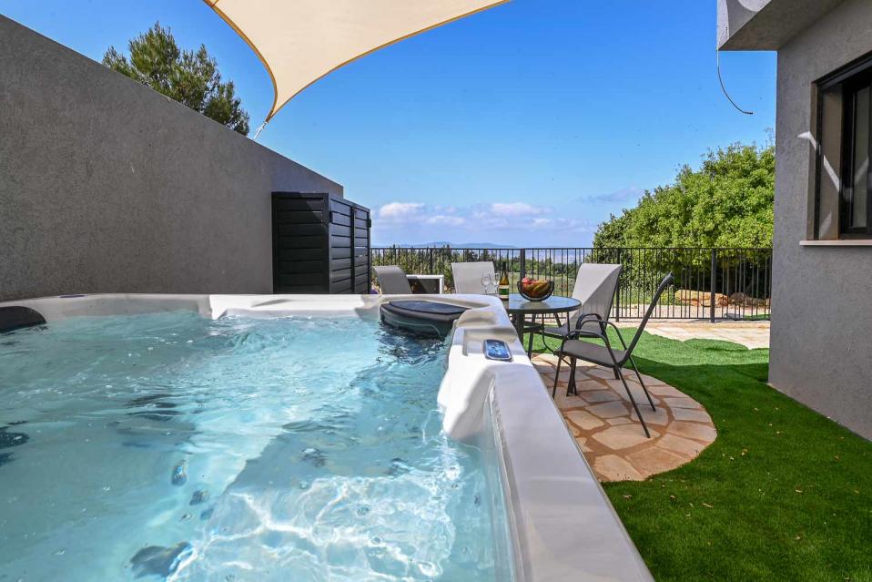 ג'קוזי ספא אישי בצמוד לכל סוויטה במפלס התחתון